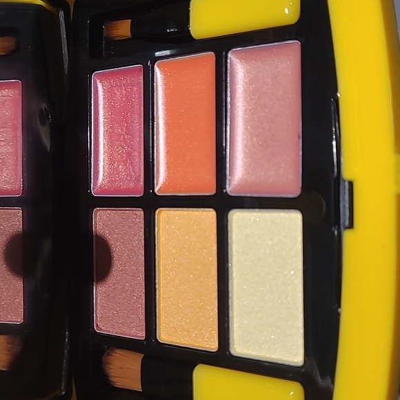 Hot Stuff eyeshadow and lipgloss compact with mirror - Picture 2 of 3